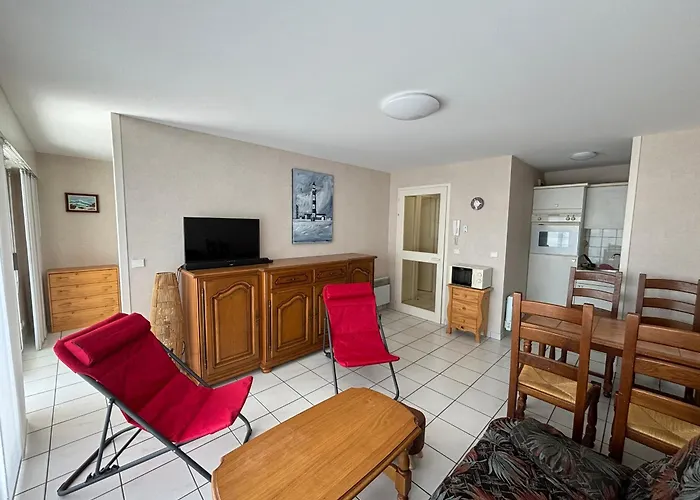 2 Etoiles Avec Balcon A 100m De La Plage, Centre-ville Des Sables D'olonne - Fr-1-197-205